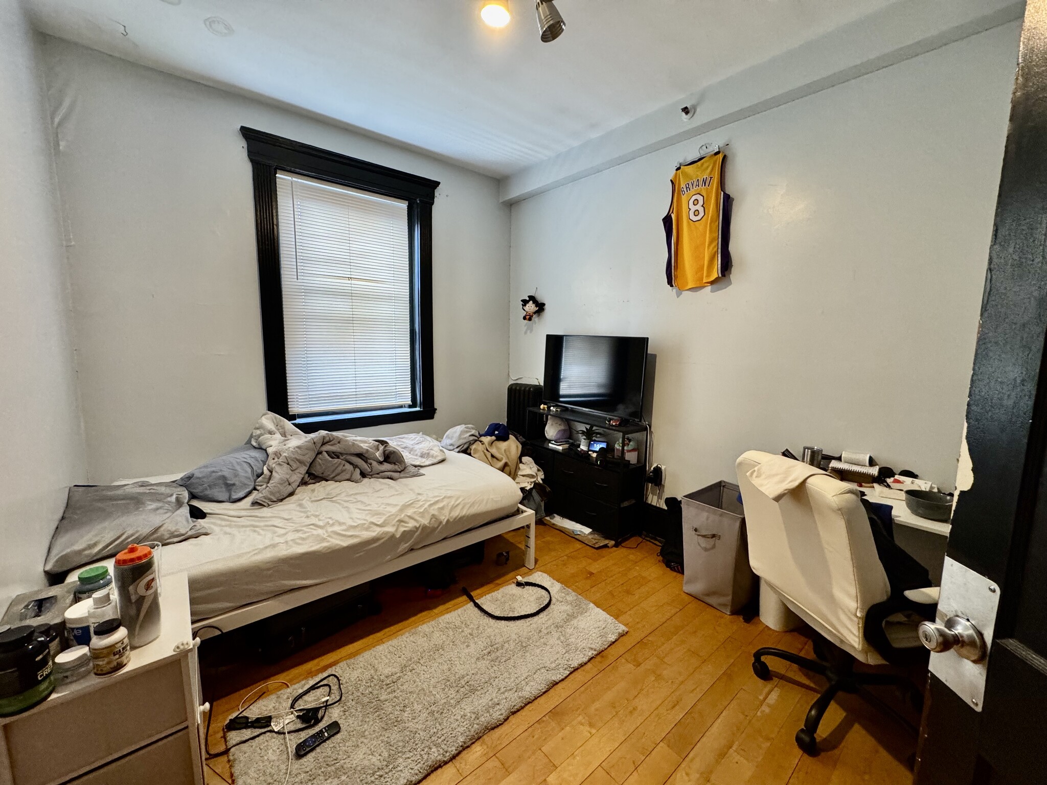 4 bed, 1 bath apartment for rent at 1173 Commonwealth Ave Unit 6, Brighton — photo 7 of 10