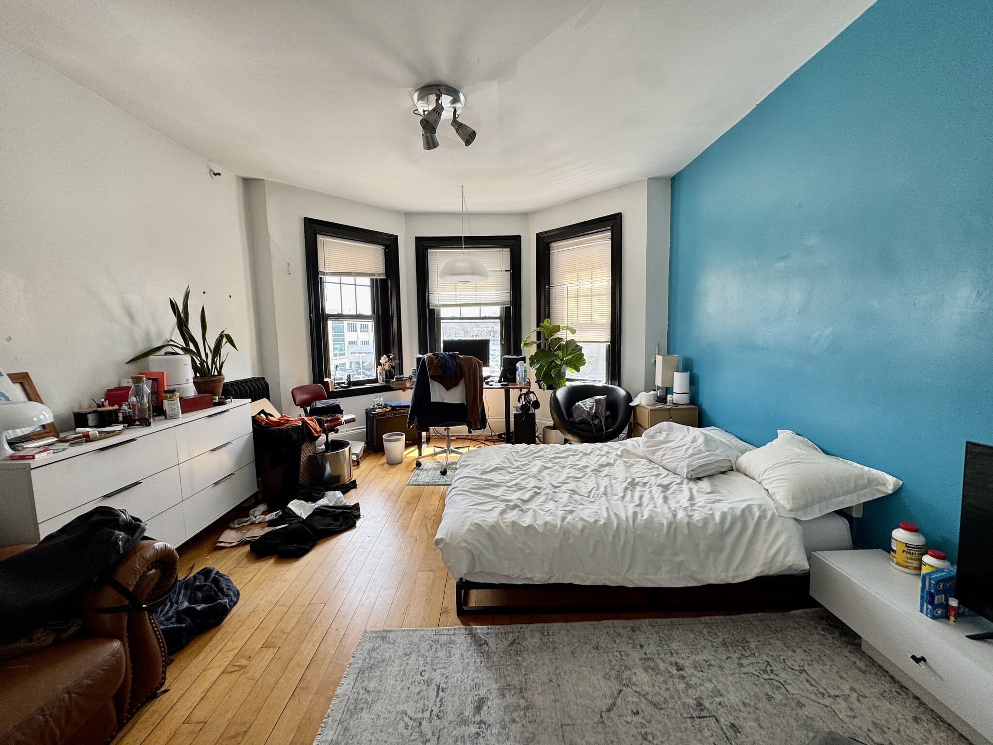 4 bed, 1 bath apartment for rent at 1173 Commonwealth Ave Unit 6, Brighton — photo 3 of 10