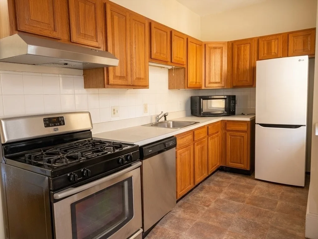 2 bed, 1 bath apartment for rent at 1177 Commonwealth Ave Unit 6, Allston — photo 4 of 8