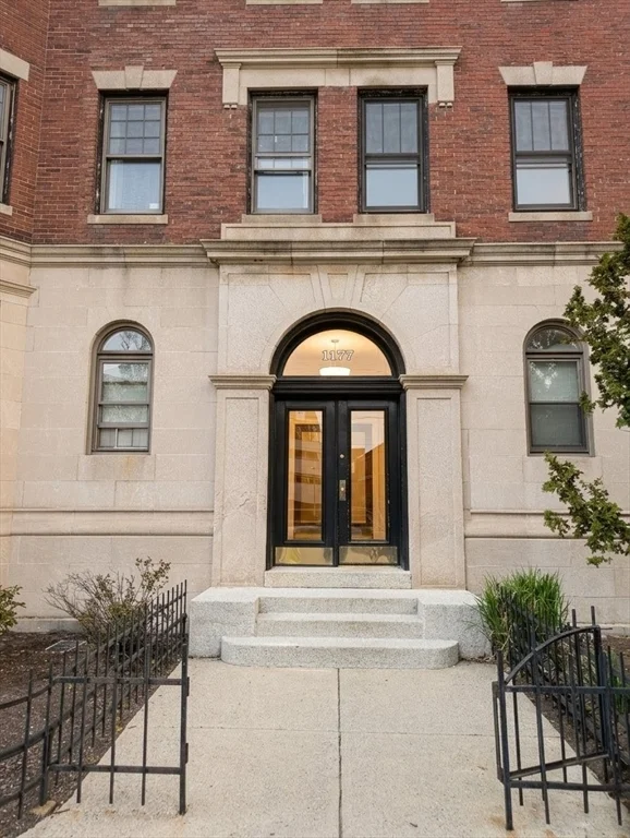 2 bed, 1 bath apartment for rent at 1177 Commonwealth Ave Unit 6, Allston — photo 2 of 8