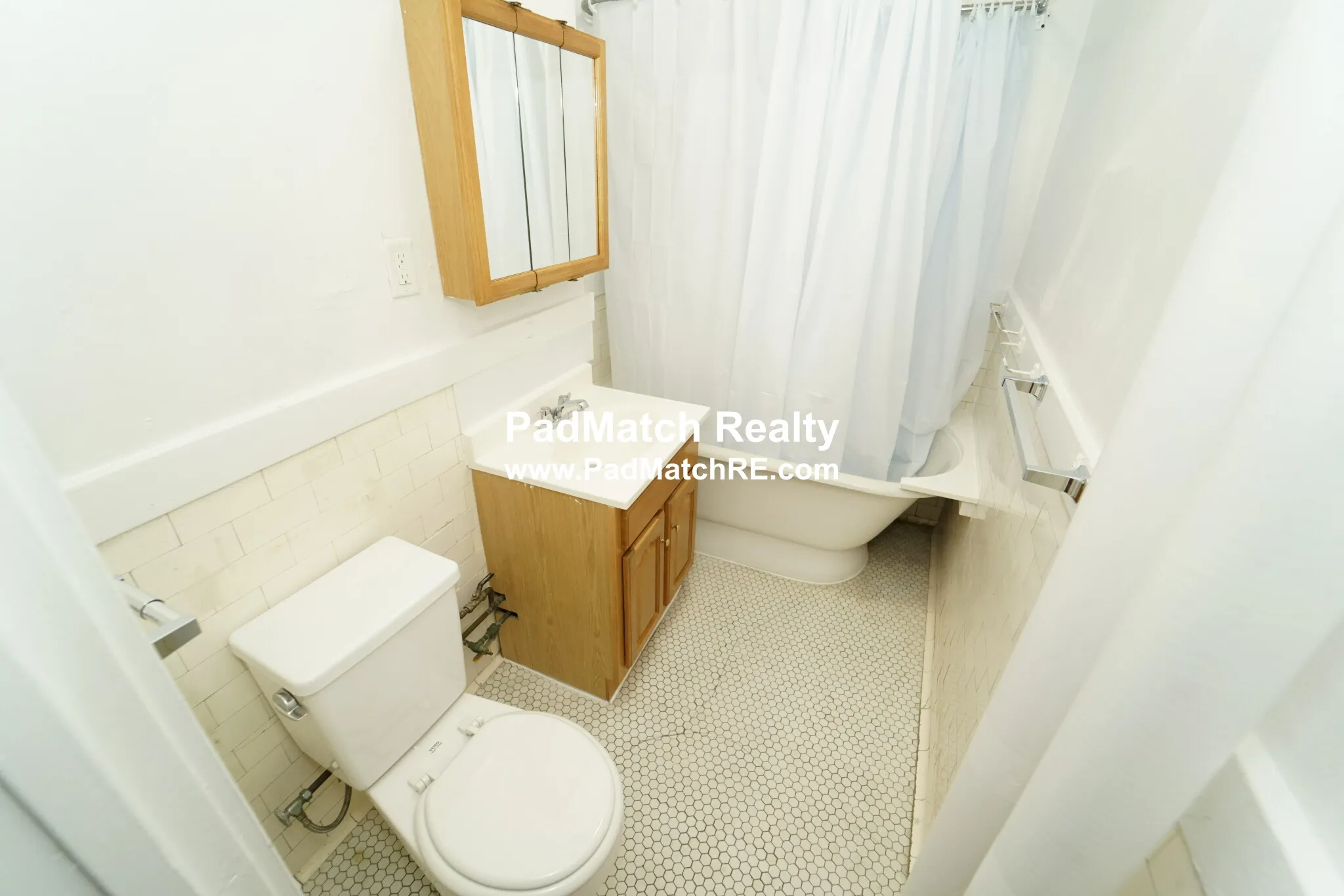 1 split bed, 1 bath apartment for rent at 1179 Boylston St Unit 21, Fenway — photo 4 of 12