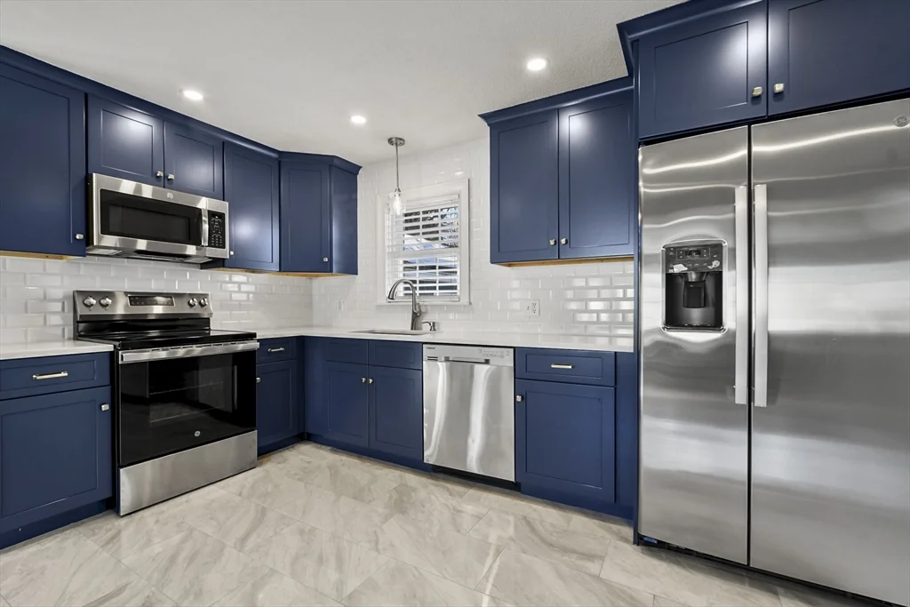 4 bed, 2 bath apartment for rent at 118 1/2 Market St Unit 118 1/2, Amesbury — photo 3 of 37