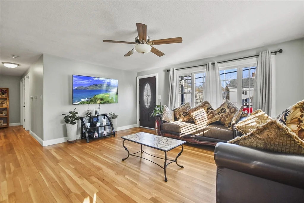 4 bed, 2 bath apartment for rent at 118 1/2 Market St Unit 118 1/2, Amesbury — photo 7 of 37
