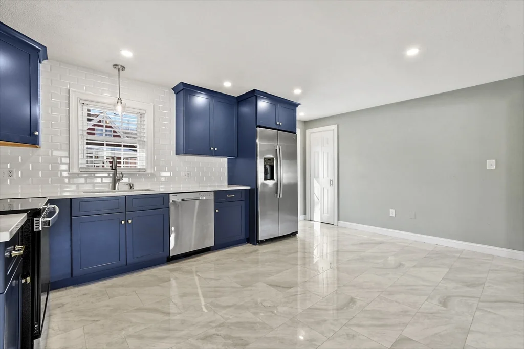 4 bed, 2 bath apartment for rent at 118 1/2 Market St Unit 118 1/2, Amesbury — photo 2 of 37