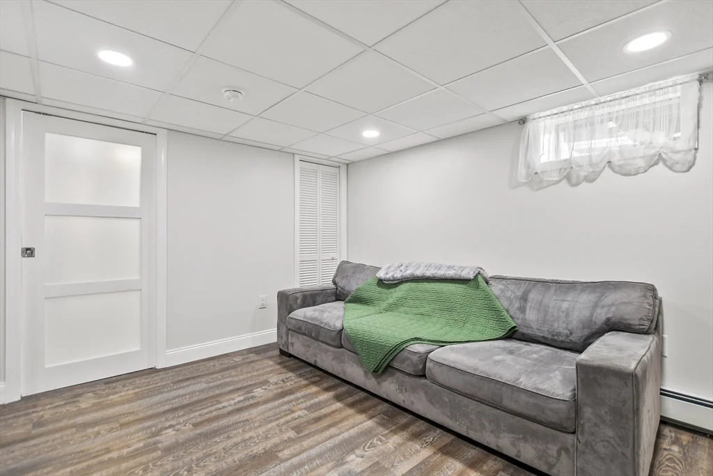 4 bed, 2 bath apartment for rent at 118 1/2 Market St Unit 118 1/2, Amesbury — photo 23 of 37
