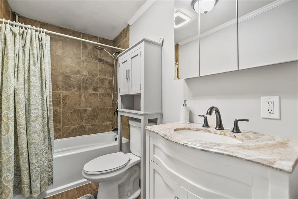 4 bed, 2 bath apartment for rent at 118 1/2 Market St Unit 118 1/2, Amesbury — photo 8 of 37