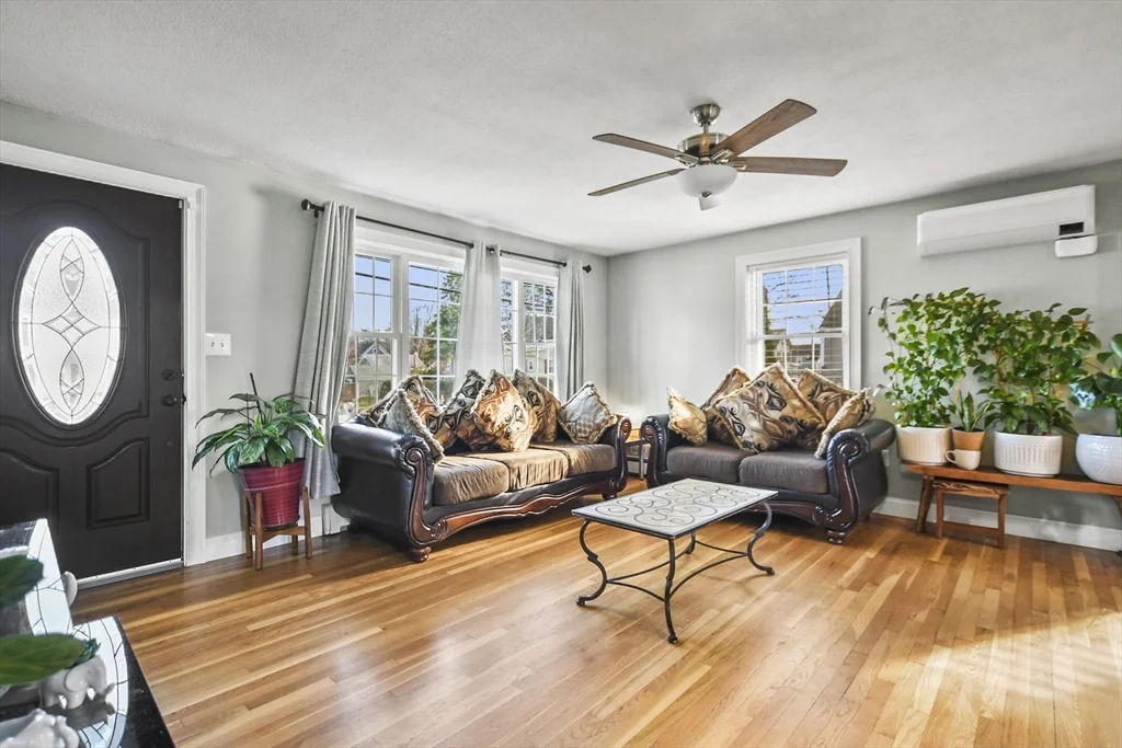 4 bed, 2 bath apartment for rent at 118 1/2 Market St Unit 118 1/2, Amesbury — photo 4 of 37
