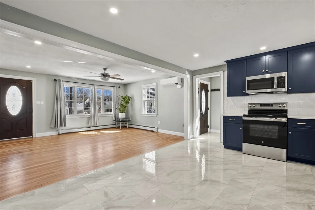 4 bed, 2 bath apartment for rent at 118 1/2 Market St Unit 118 1/2, Amesbury — photo 6 of 37