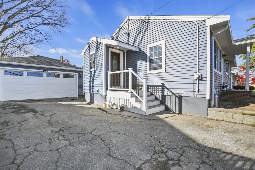 4 bed, 2 bath apartment for rent at 118 1/2 Market St Unit 118 1/2, Amesbury — photo 31 of 37