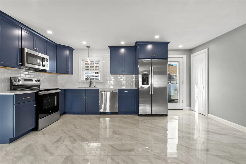 4 bed, 2 bath apartment for rent at 118 1/2 Market St Unit 118 1/2, Amesbury — photo 1 of 37