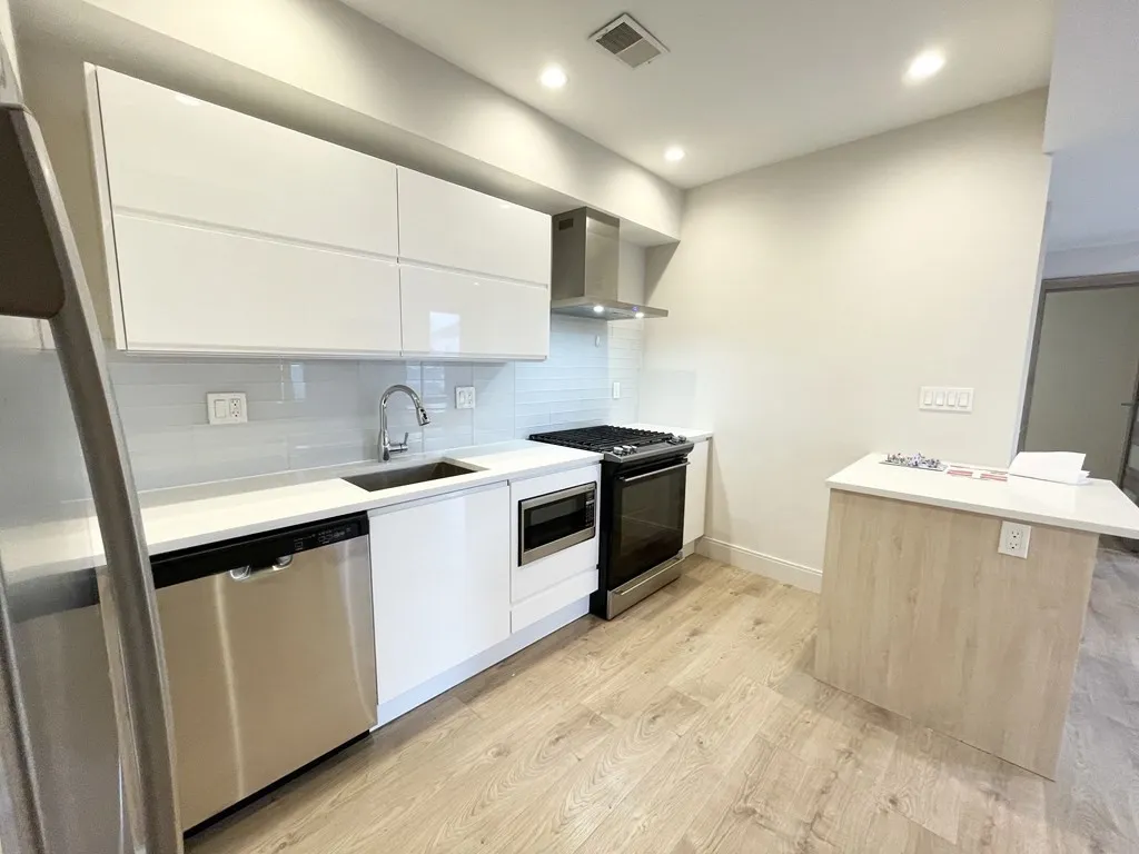 4 bed, 2 bath apartment for rent at 118 Buttonwood Unit 2, Boston — photo 4 of 32