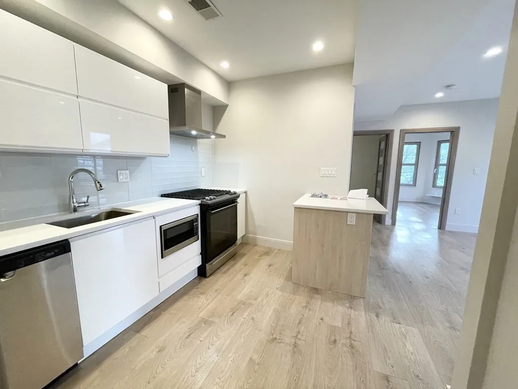 4 bed, 2 bath apartment for rent at 118 Buttonwood Unit 2, Boston — photo 3 of 32