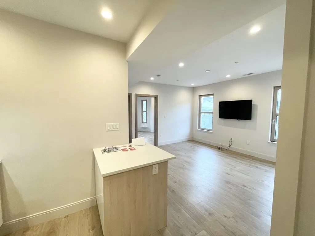 4 bed, 2 bath apartment for rent at 118 Buttonwood Unit 2, Boston — photo 6 of 32