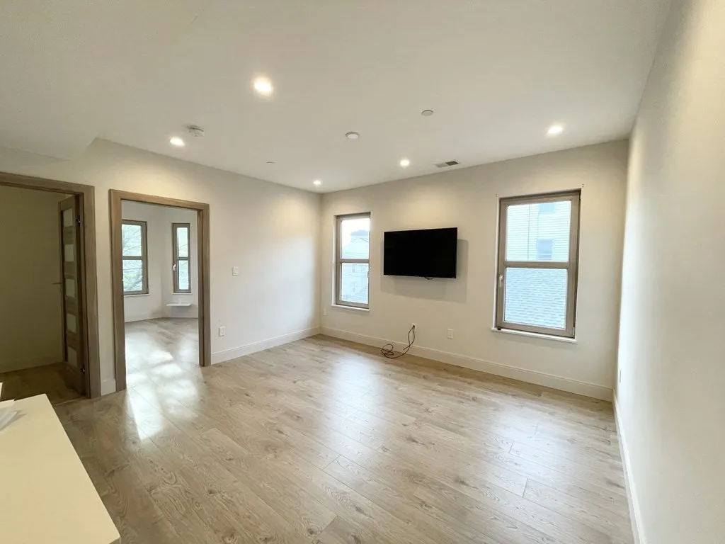 4 bed, 2 bath apartment for rent at 118 Buttonwood Unit 2, Boston — photo 9 of 32
