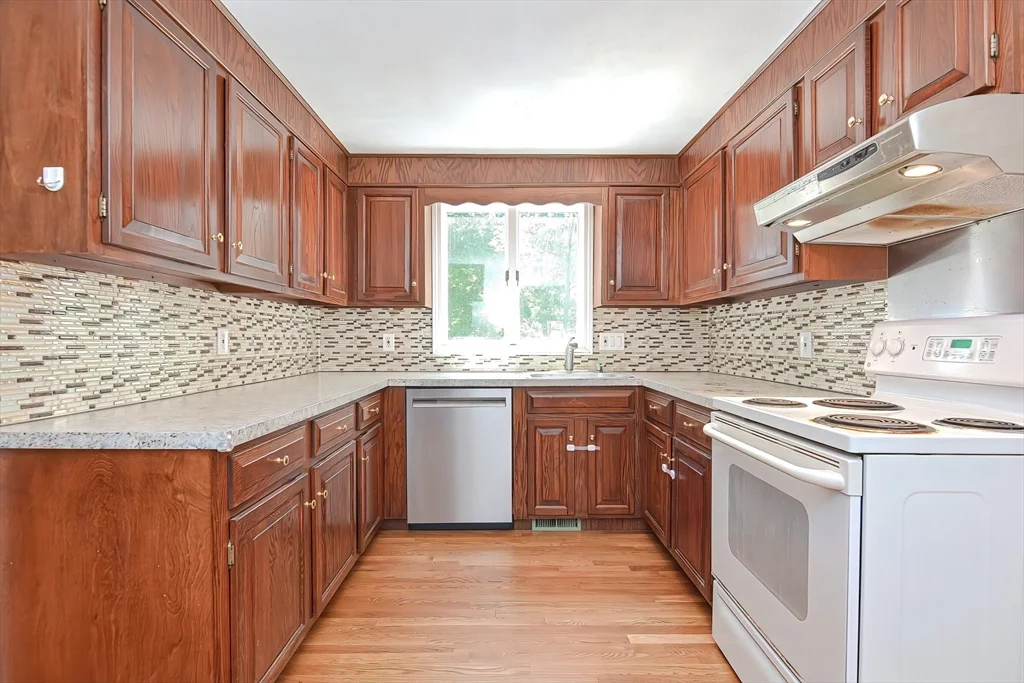3 bed, 1 bath apartment for rent at 118 Edinboto Unit 118, Newtonville — photo 7 of 17