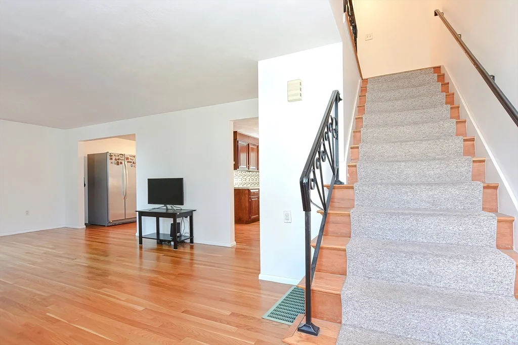 3 bed, 1 bath apartment for rent at 118 Edinboto Unit 118, Newtonville — photo 3 of 17