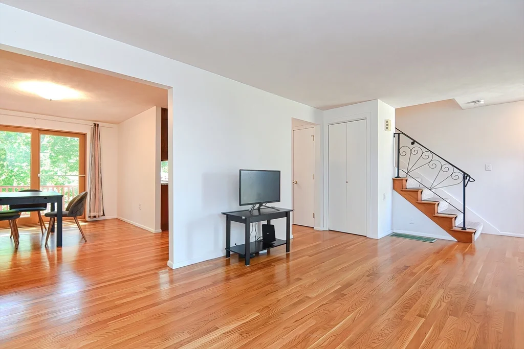 3 bed, 1 bath apartment for rent at 118 Edinboto Unit 118, Newtonville — photo 2 of 17