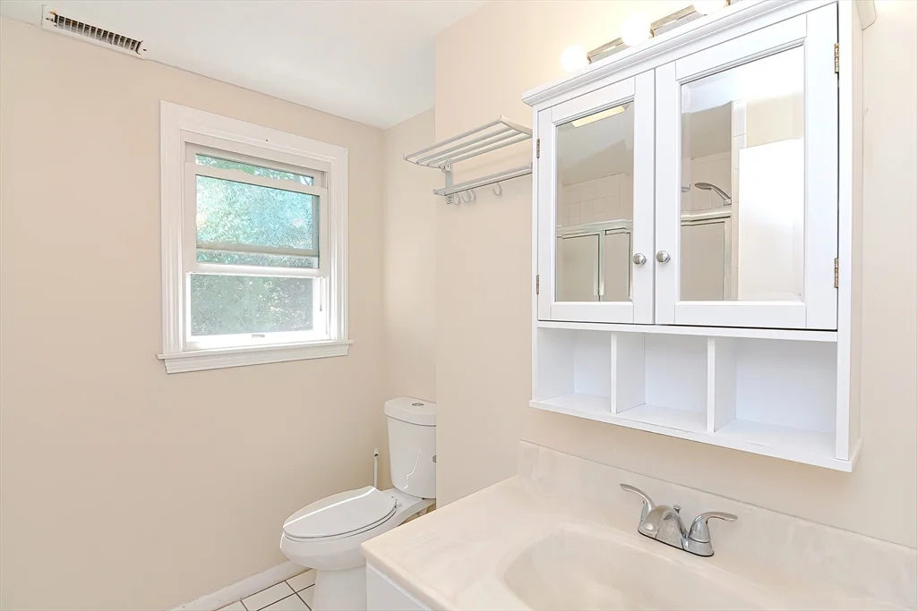 3 bed, 1 bath apartment for rent at 118 Edinboto Unit 118, Newtonville — photo 13 of 17