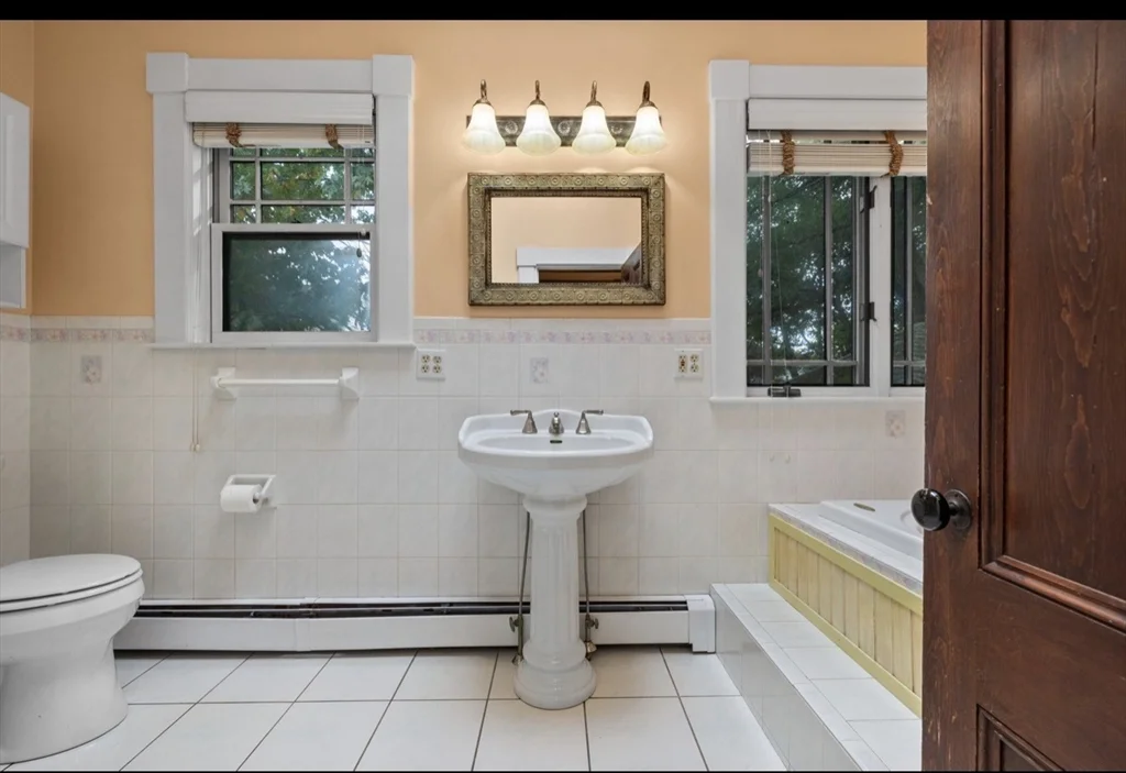 3 bed, 1 bath apartment for rent at 118 Elm Unit 1, Marlborough — photo 5 of 15
