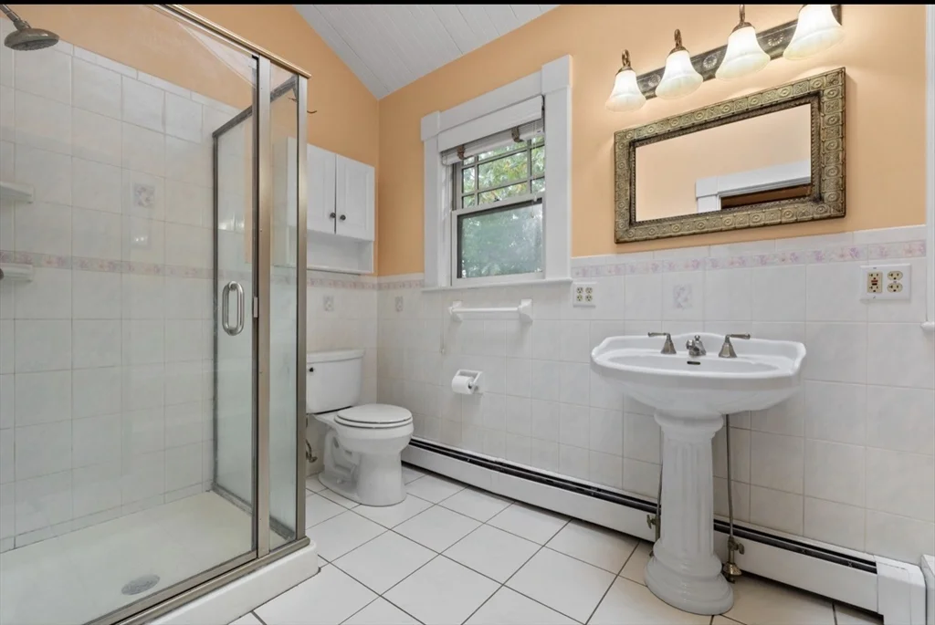 3 bed, 1 bath apartment for rent at 118 Elm Unit 1, Marlborough — photo 4 of 15