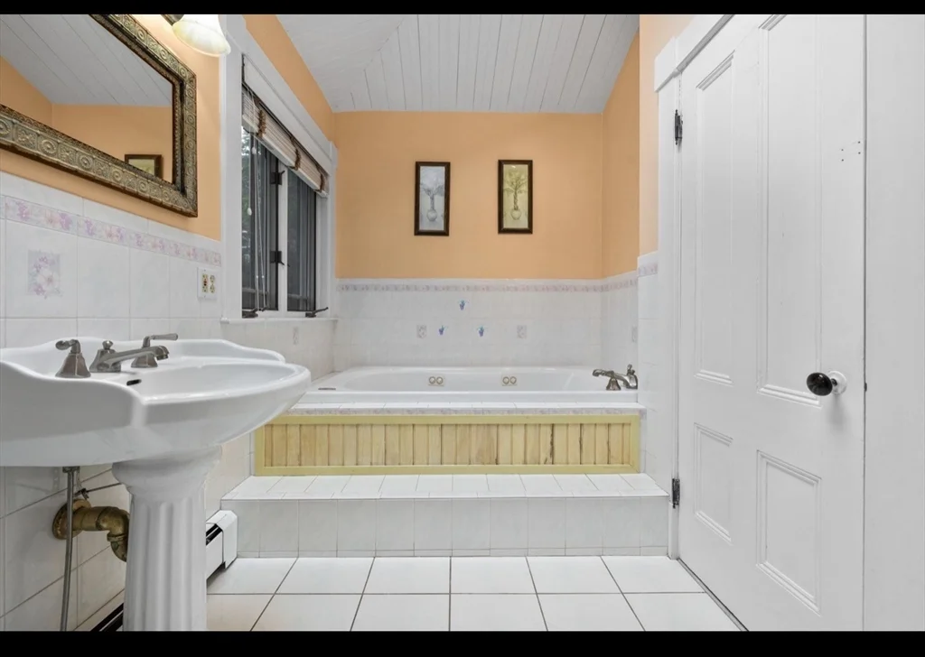 3 bed, 1 bath apartment for rent at 118 Elm Unit 1, Marlborough — photo 6 of 15