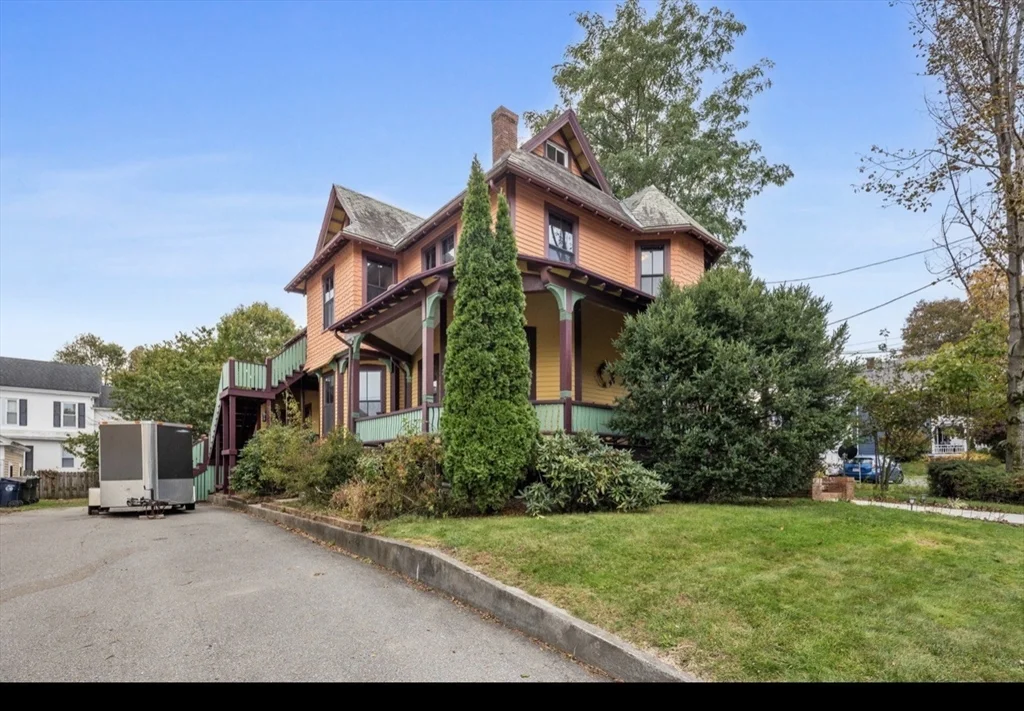 3 bed, 1 bath apartment for rent at 118 Elm Unit 1, Marlborough