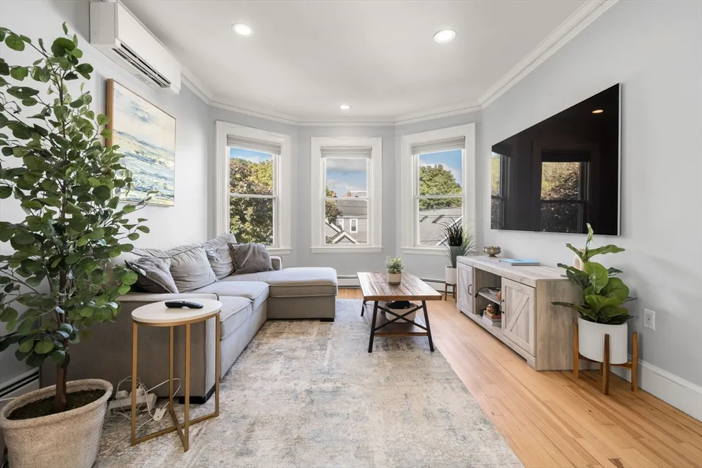 3 bed, 2 bath apartment for rent at 118 Franklin St Unit 3, Brookline Village