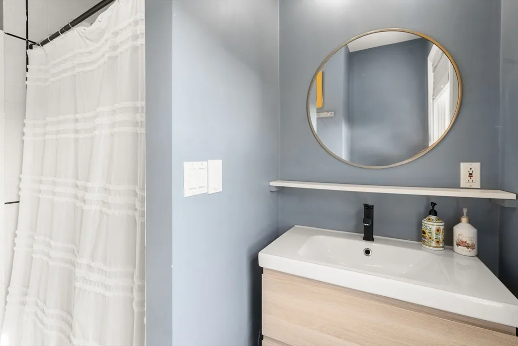 3 bed, 2 bath apartment for rent at 118 Franklin St Unit 3, Brookline Village — photo 7 of 17