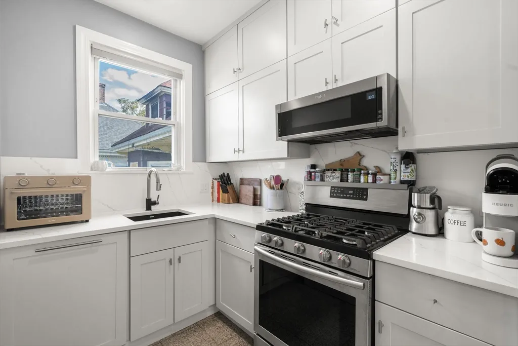 3 bed, 2 bath apartment for rent at 118 Franklin St Unit 3, Brookline Village — photo 5 of 17