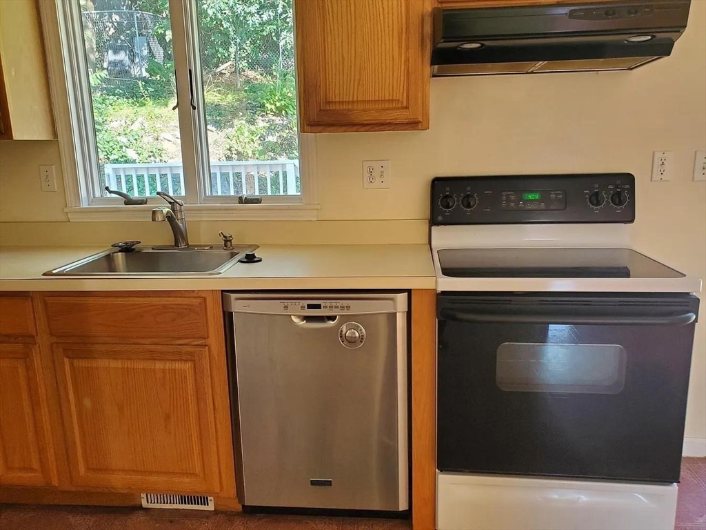 3 bed, 1 bath apartment for rent at 118 Montclair Ave Unit SF, Waltham — photo 8 of 26