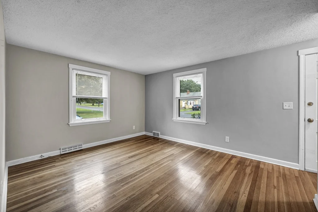 3 bed, 1 bath apartment for rent at 118 Pilgrim Rd, East Forest Park — photo 4 of 15
