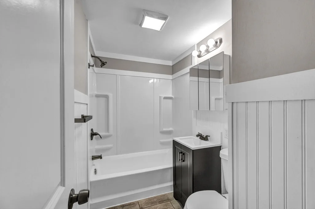 3 bed, 1 bath apartment for rent at 118 Pilgrim Rd, East Forest Park — photo 10 of 15