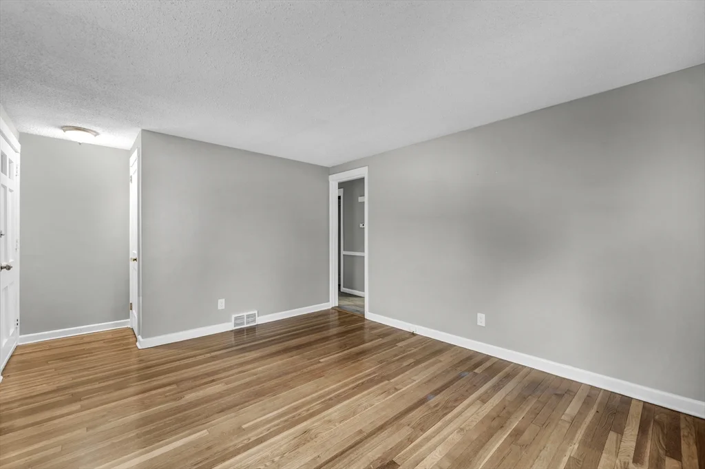 3 bed, 1 bath apartment for rent at 118 Pilgrim Rd, East Forest Park — photo 5 of 15