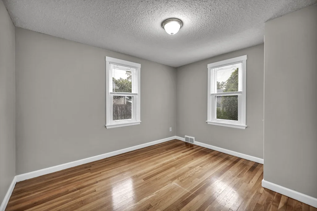 3 bed, 1 bath apartment for rent at 118 Pilgrim Rd, East Forest Park — photo 6 of 15