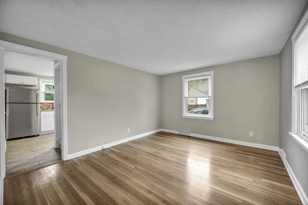 3 bed, 1 bath apartment for rent at 118 Pilgrim Rd, East Forest Park — photo 3 of 15