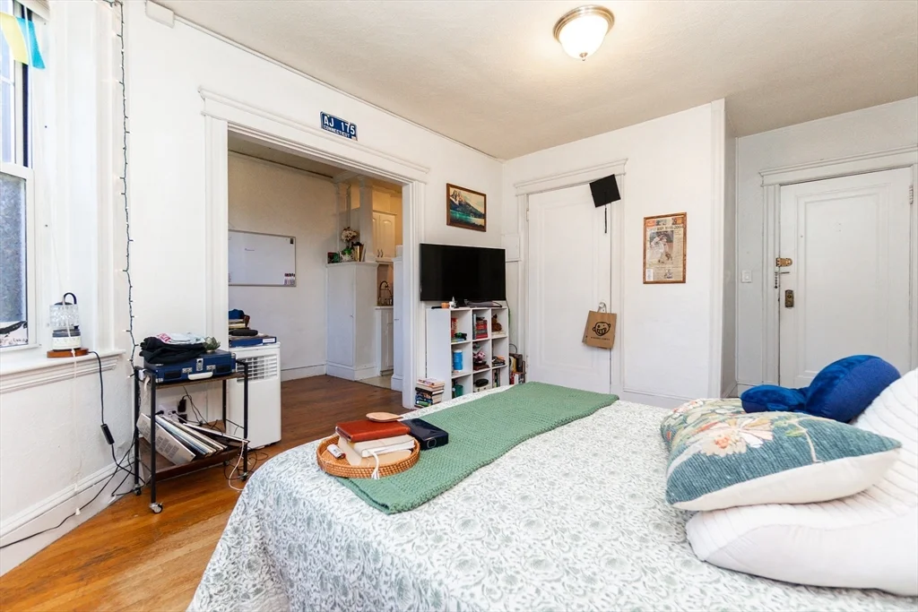 1 bed, 1 bath apartment for rent at 118 Riverway Unit 22, Longwood — photo 5 of 18