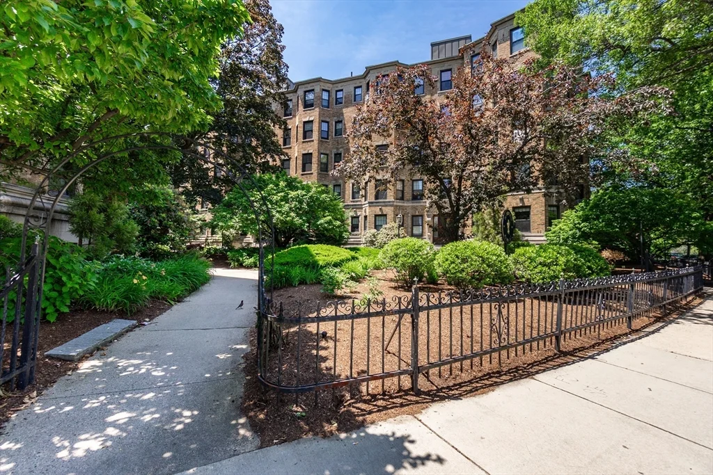 1 bed, 1 bath apartment for rent at 118 Riverway Unit 22, Longwood — photo 1 of 18