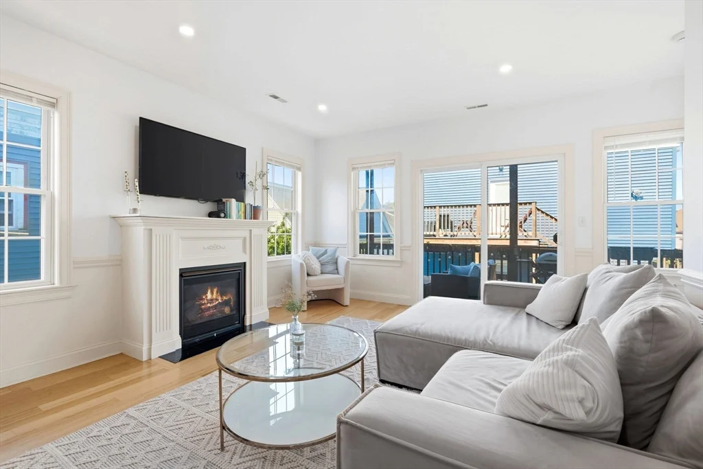 3 bed, 2 bath apartment for rent at 118 Saxton St Unit 3, Dorchester — photo 1 of 23