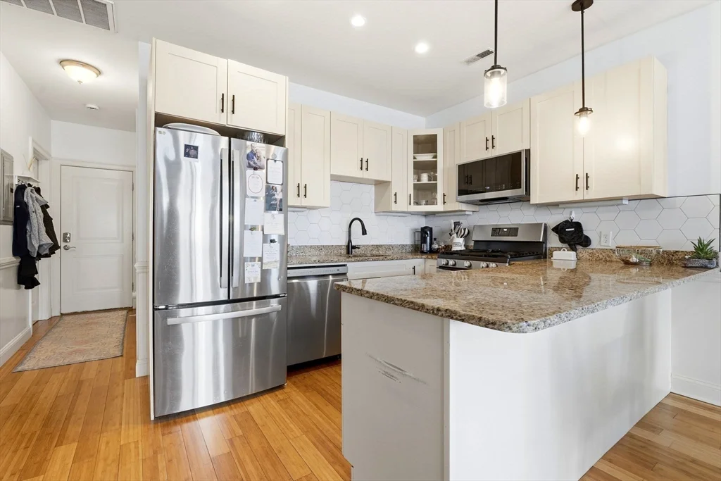 3 bed, 2 bath apartment for rent at 118 Saxton St Unit 3, Dorchester — photo 6 of 23