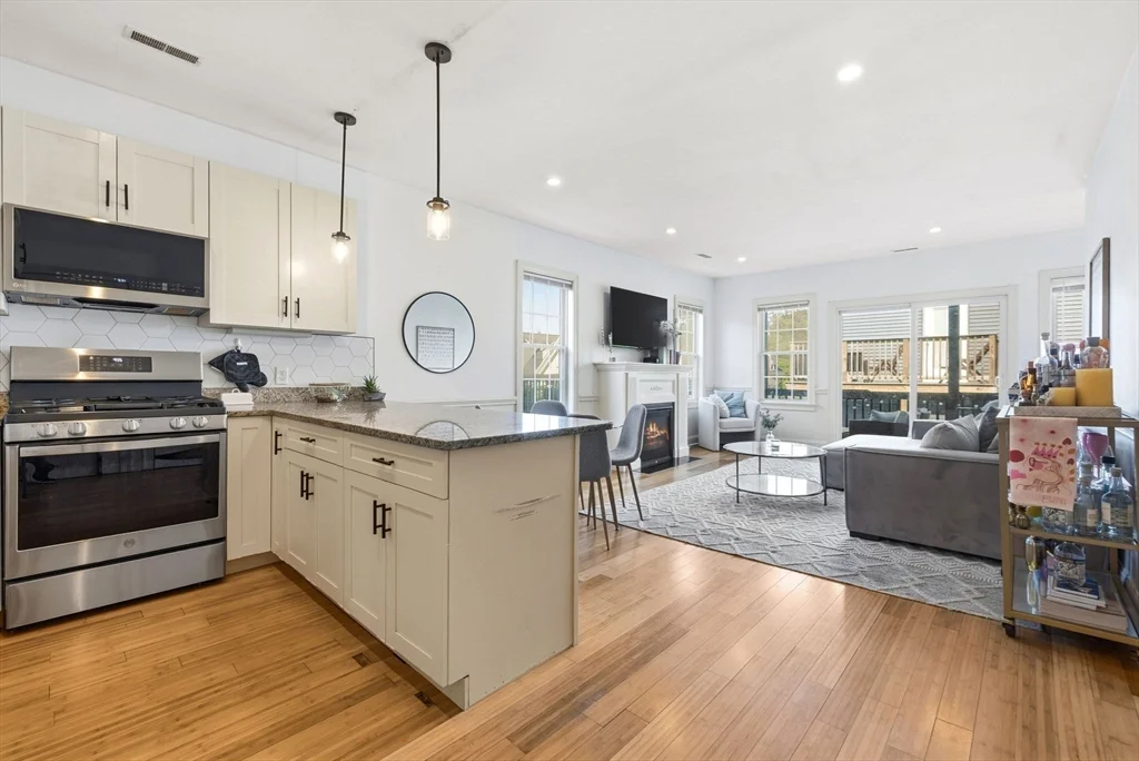 3 bed, 2 bath apartment for rent at 118 Saxton St Unit 3, Dorchester — photo 3 of 23
