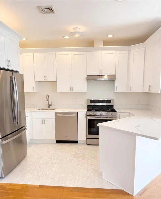3 bed, 2 bath apartment for rent at 118 Trowbridge St Unit 6, Mid Cambridge — photo 2 of 27