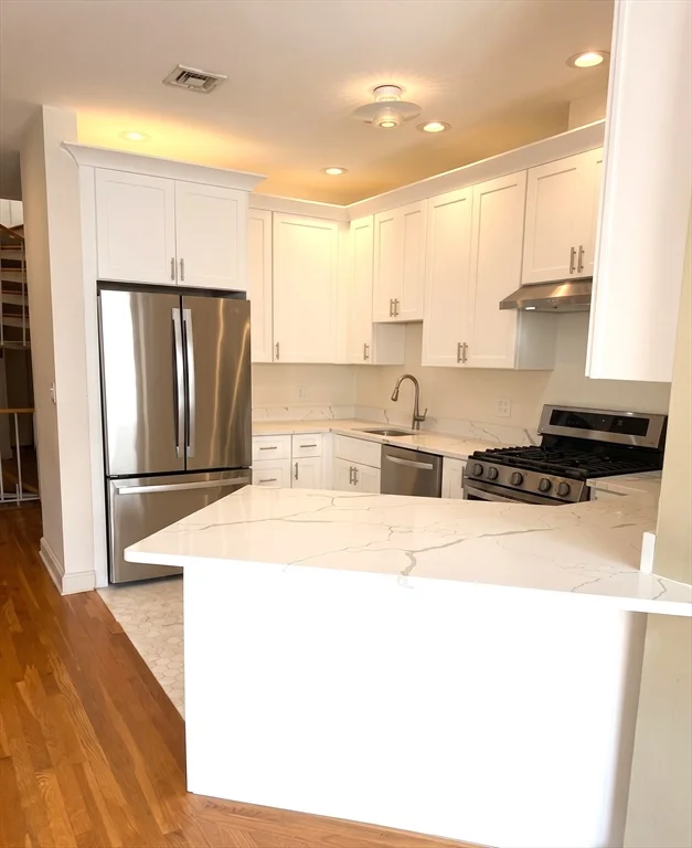 3 bed, 2 bath apartment for rent at 118 Trowbridge St Unit 6, Mid Cambridge — photo 4 of 27