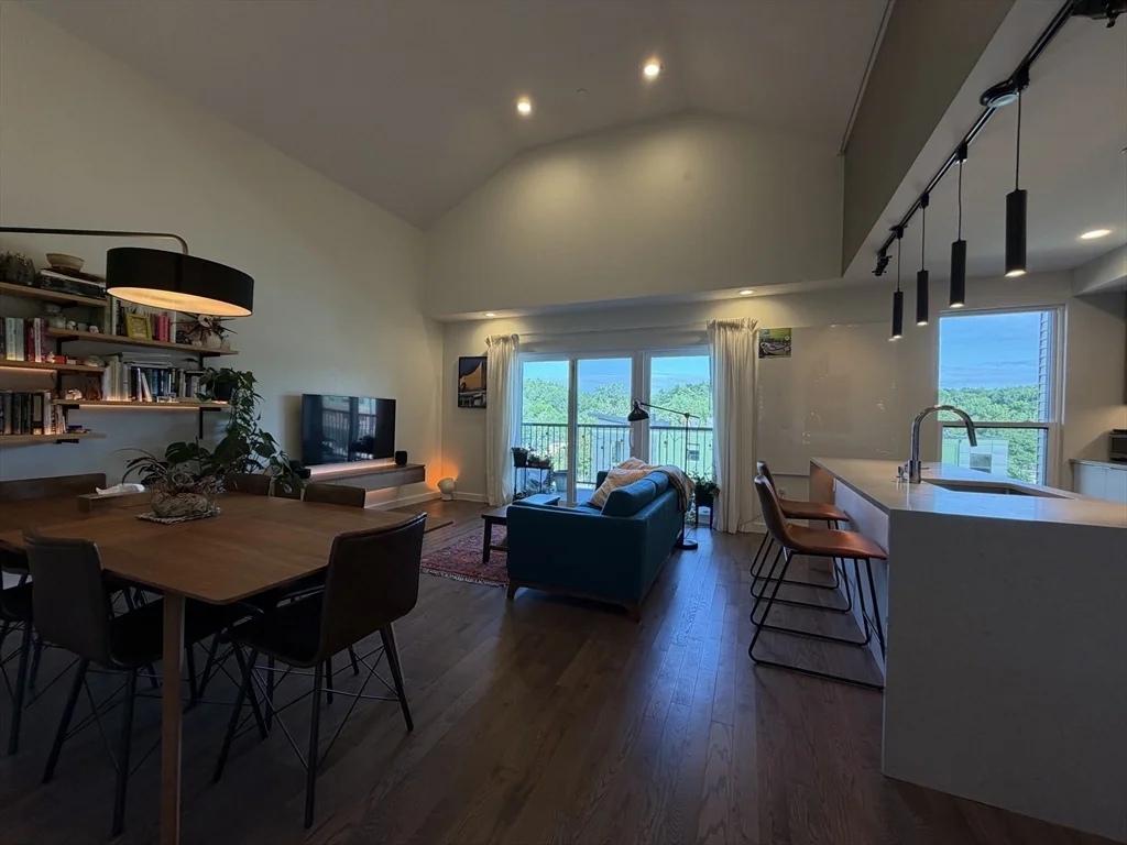 2 bed, 1 bath apartment for rent at 119-141 Hyde Park Ave Unit 131B, Jamaica Plain — photo 6 of 18