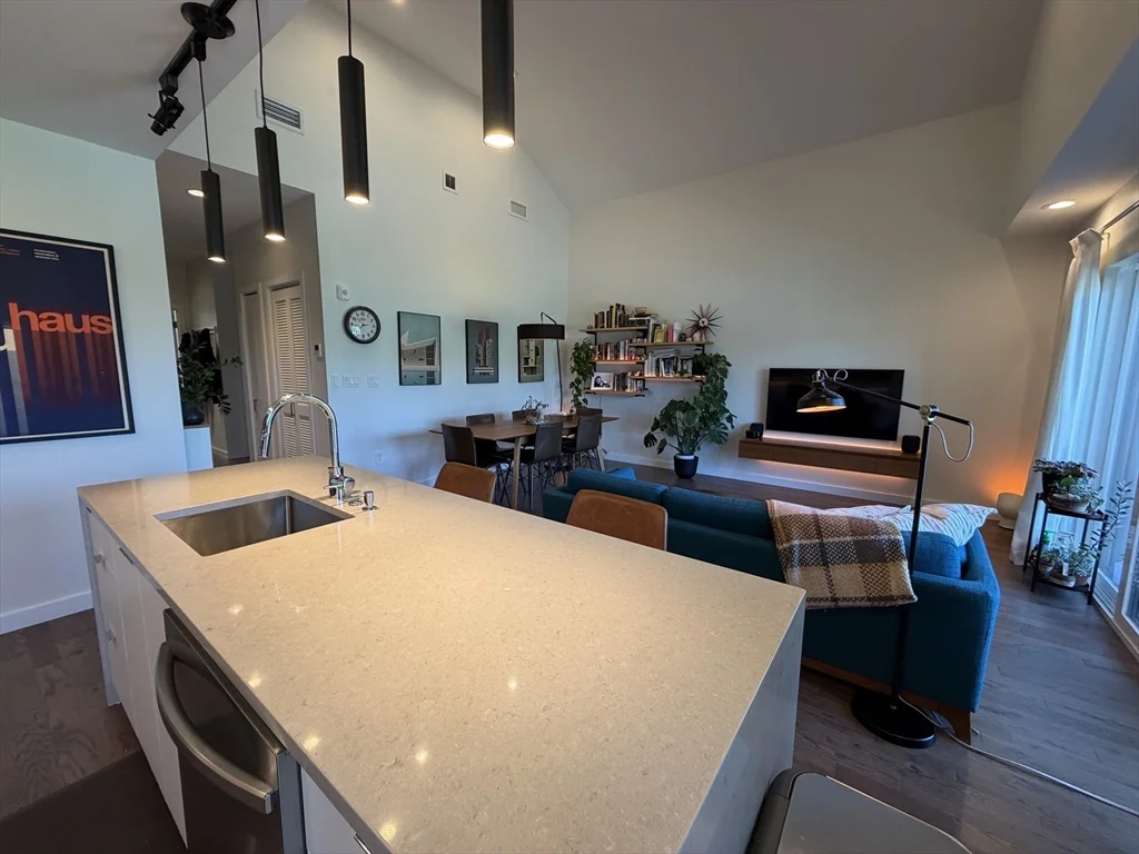 2 bed, 1 bath apartment for rent at 119-141 Hyde Park Ave Unit 131B, Jamaica Plain — photo 3 of 18