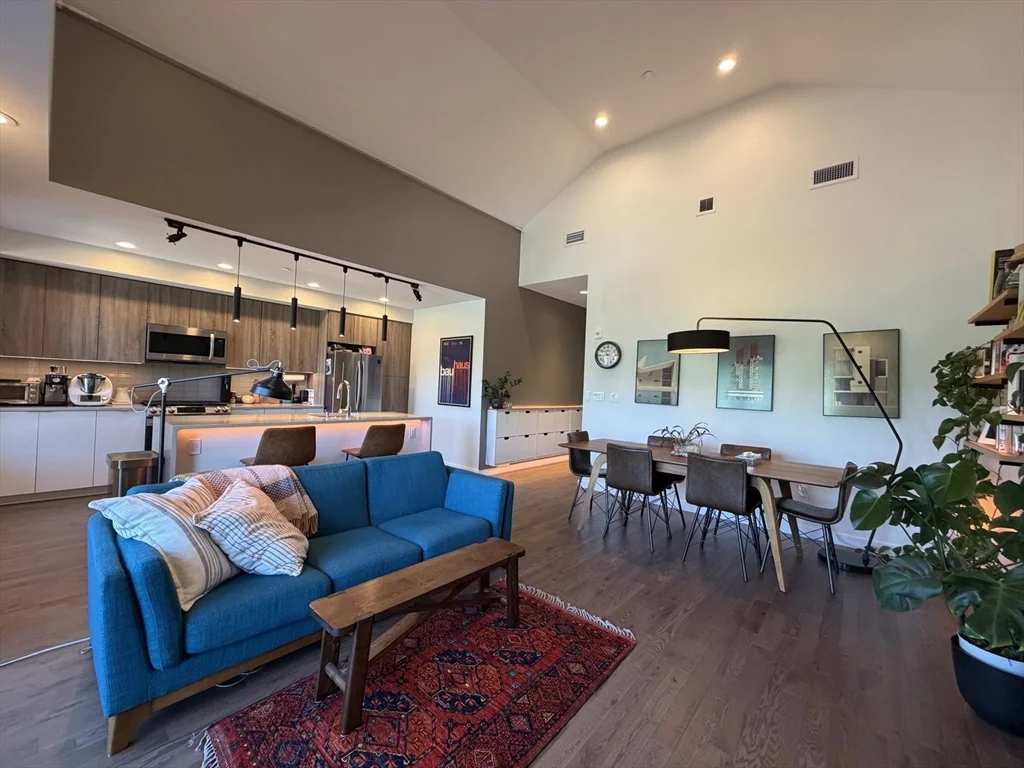 2 bed, 1 bath apartment for rent at 119-141 Hyde Park Ave Unit 131B, Jamaica Plain — photo 2 of 18