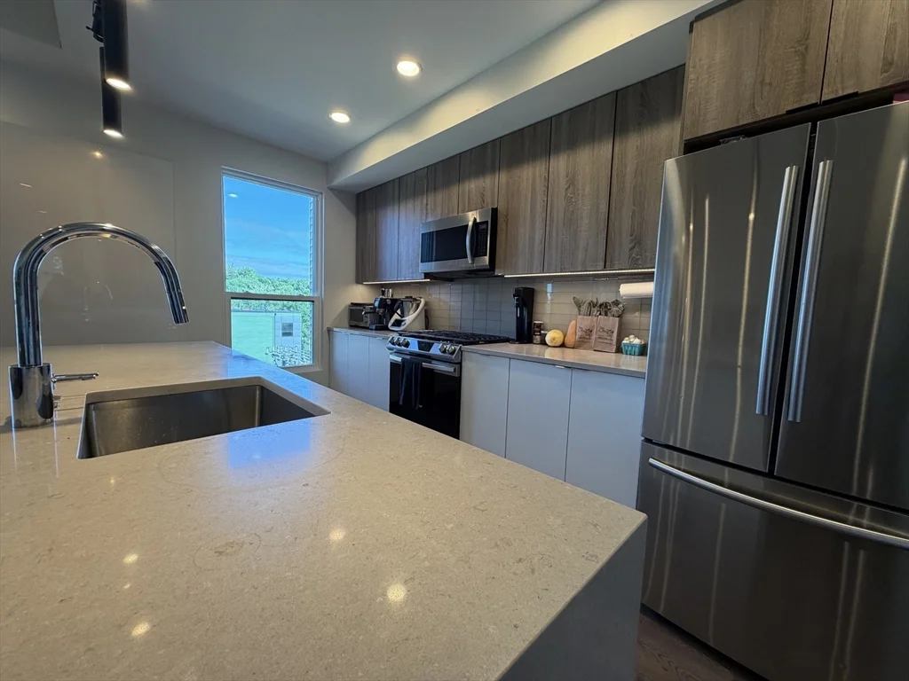 2 bed, 1 bath apartment for rent at 119-141 Hyde Park Ave Unit 131B, Jamaica Plain — photo 5 of 18