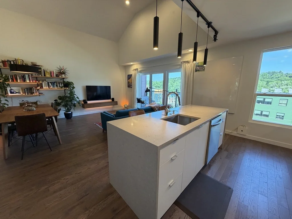 2 bed, 1 bath apartment for rent at 119-141 Hyde Park Ave Unit 131B, Jamaica Plain — photo 4 of 18