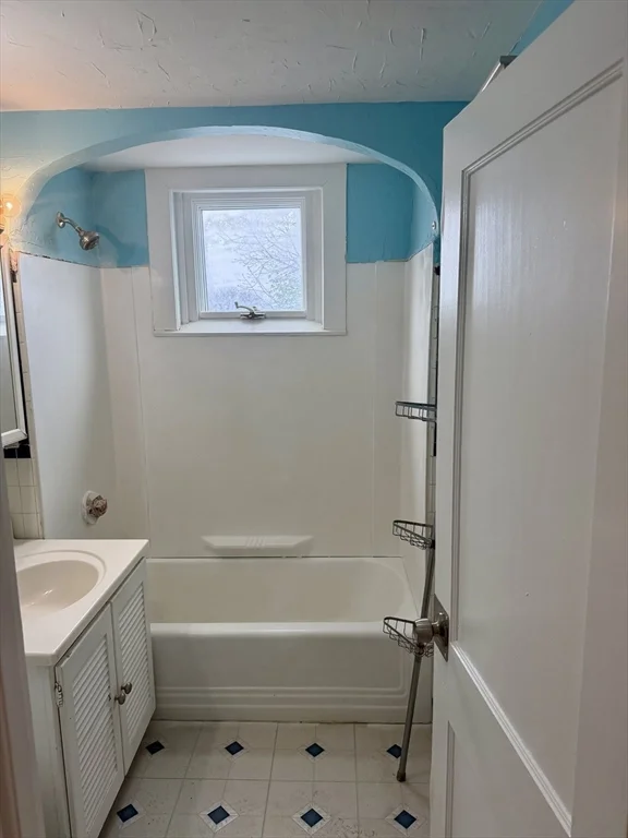 3 bed, 1 bath apartment for rent at 119 Airlie St Unit 2, Burncoat — photo 15 of 17