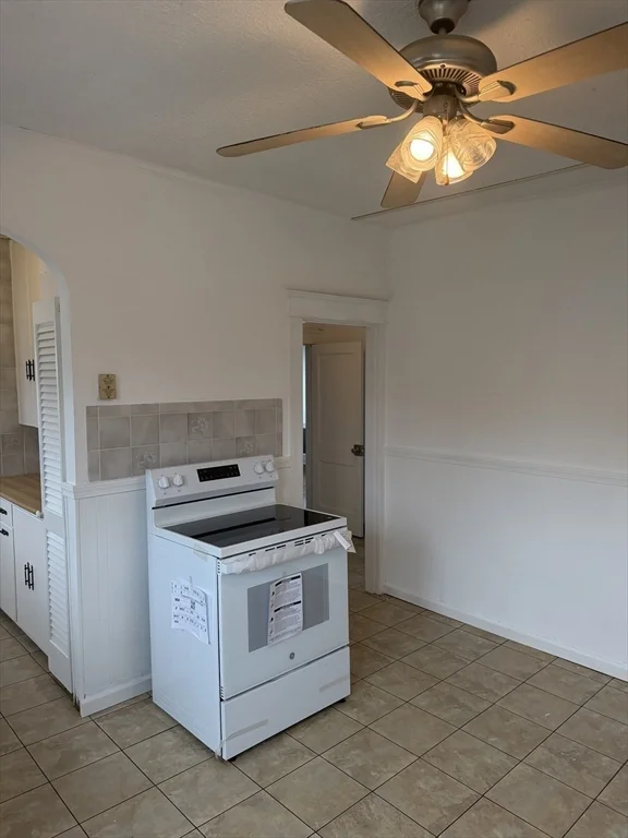 3 bed, 1 bath apartment for rent at 119 Airlie St Unit 2, Burncoat — photo 11 of 17