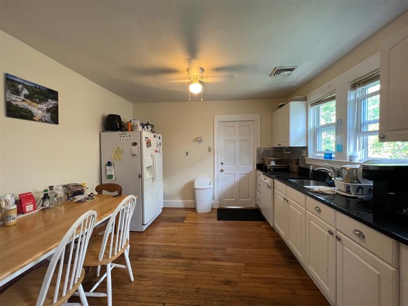 4 bed, 2 bath apartment for rent at 119 Albion St Unit 2, Powder House Square — photo 2 of 22